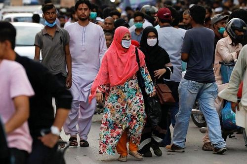 Ca nhiễm Covid-19 gia tăng trở lại, Pakistan bắt buộc đeo khẩu trang trên các chuyến bay nội địa