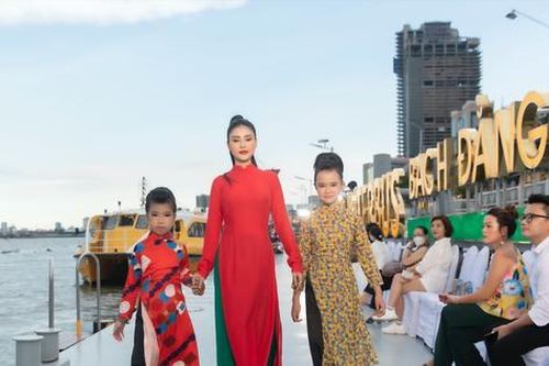 100 người mẫu trình diễn catwalk trên Bến Bạch Đằng