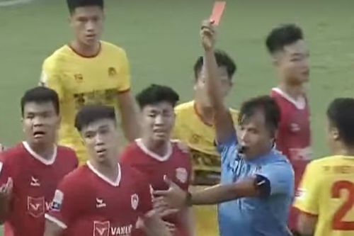 Bị đuổi khỏi sân, 'sao' U23 Việt Nam phản ứng bất ngờ