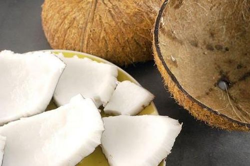 Trẻ 1 tuổi tử vong thương tâm sau khi uống nước dừa