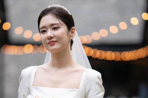 'Cô dâu tháng 6' Jang Nara: 'Tôi sẽ sống hạnh phúc'