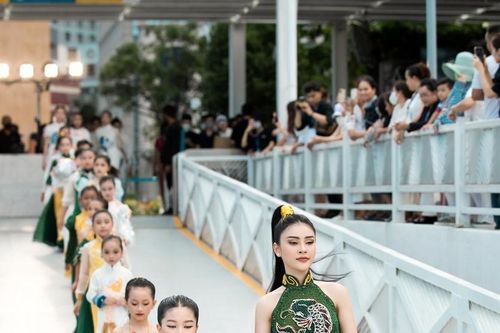 Hoa hậu Lý Kim Thảo catwalk cùng mẫu nhí trên bến Bạch Đằng
