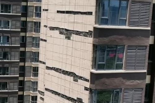 Dân ở chung cư án ngữ trên 'đất vàng' nơm nớp lo tường phồng rộp, nứt toác