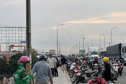 Nghi cô gái nhảy cầu, hàng trăm người tụ tập xem trên cầu Đồng Nai