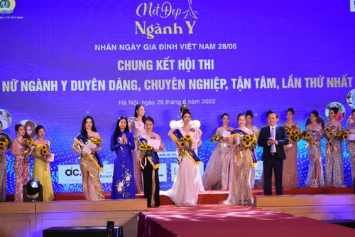 Tôn vinh vẻ đẹp của những nữ chiến sỹ áo trắng 'vừa hồng vừa chuyên'
