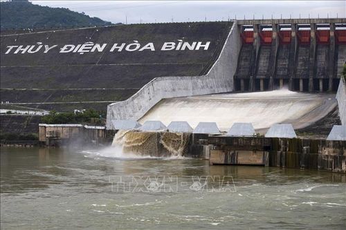 Đóng 1 cửa xả đáy hồ Hòa Bình