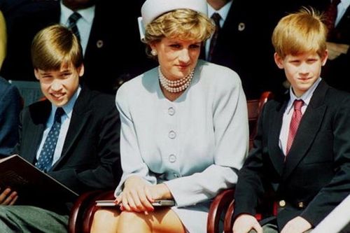 Công nương Diana sẽ bị 'hành hạ' bởi 'mớ cảm xúc' của William và Harry