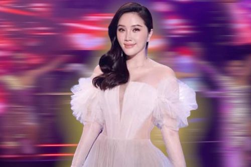 Ông xã Bảo Thy lái xế hộp đưa vợ đi diễn, nữ ca sĩ có hành động lạ khi bạn đời lọt vào ống kính máy quay