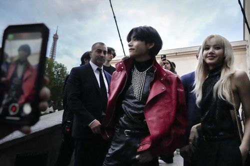 Khoảnh khắc nhân đôi visual 'hàng thật giá thật': V (BTS) và Lisa (BLACKPINK) đứng chung khung hình