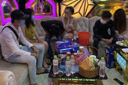 Tiếp viên không mảnh vải che thân nhảy múa với khách tại phòng karaoke