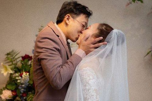 Đám cưới chỉ vỏn vẹn 16 người và tràn ngập nước mắt