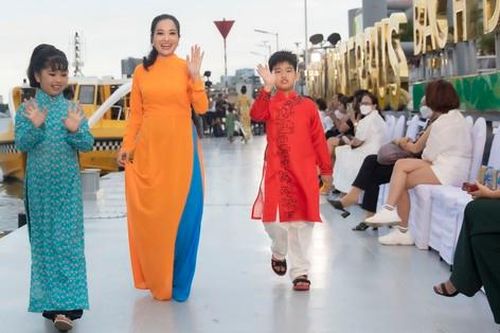 Trẻ có hoàn cảnh khó khăn trình diễn thời trang trên bến Bạch Đằng