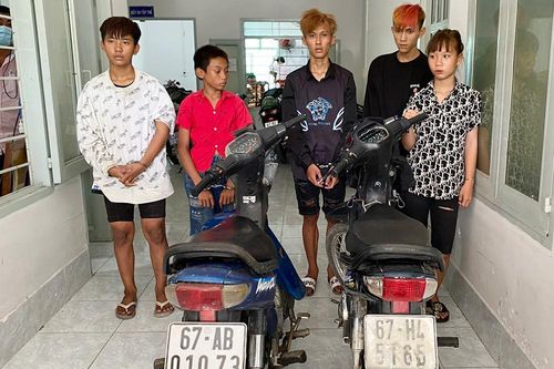 Mang ma túy trong người, gặp cảnh sát giao thông 5 thiếu niên bỏ chạy