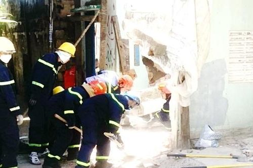 Sập tường khi tháo dỡ nhà cũ, hai người thương vong
