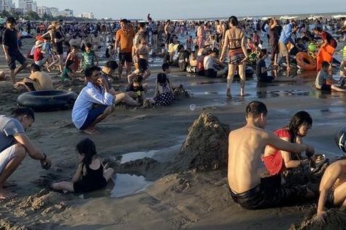 Nắng nóng, hàng vạn du khách đổ xô về Sầm Sơn 'hạ hỏa'