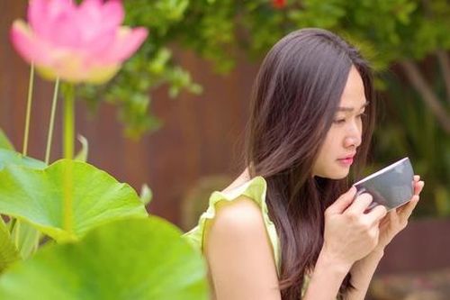 Không chỉ sen, vườn nhà Dương Mỹ Linh ở Mỹ ngập sắc hoa