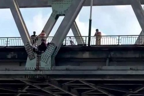 Cảnh sát đường thủy chạy bộ lên cầu cứu phụ nữ mang bầu tự tử