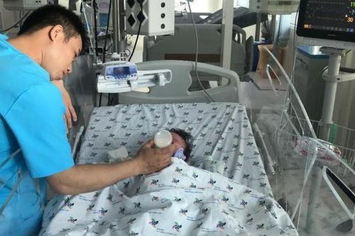 Bé 7 tháng tuổi nguy kịch do gia đình nhầm sốt xuất huyết với rối loạn tiêu hóa