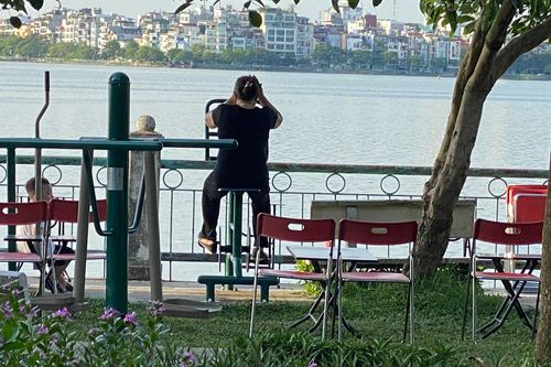 Hà Nội: Vỉa hè, ghế đá đường ven hồ Tây bị chiếm dụng - làm sao để tránh tái diễn?