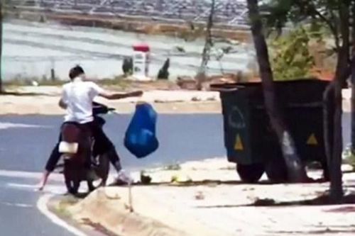Vứt rác xuống Quốc lộ, người đàn ông bị phạt 1,5 triệu đồng