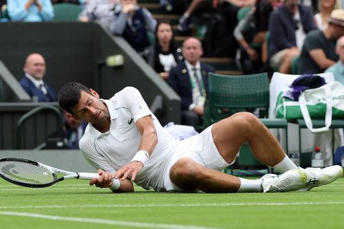 Djokovic nhiều lần trượt ngã ở trận ra quân Wimbledon
