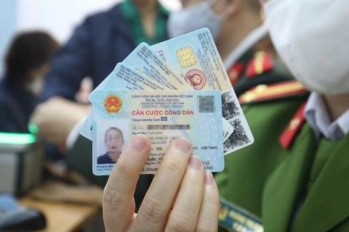 Đình chỉ công tác đại úy công an ở TP.HCM nhận làm nhanh CCCD