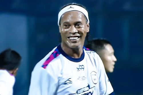Những pha chạm bóng của Ronaldinho ở Indonesia