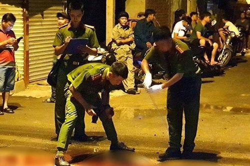 Cầm súng, dao xông vào nhà đánh người