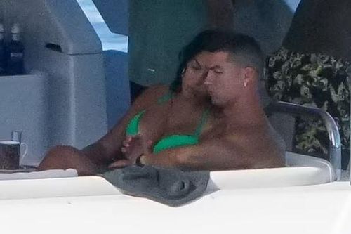 Ronaldo và bạn gái thân mật trên du thuyền
