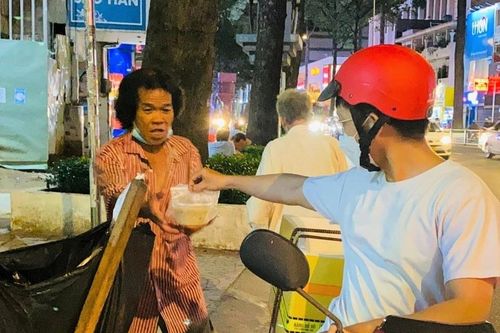 Chàng trai TP.HCM tặng cháo cho người vô gia cư nhân ngày sinh nhật