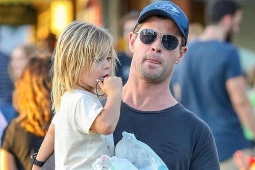 Chris Hemsworth phải trốn sau gốc cây khi đón con