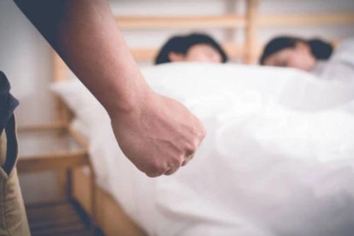 Bắt quả tang vợ ngoại tình, ép tình địch bồi thường 300 triệu đồng