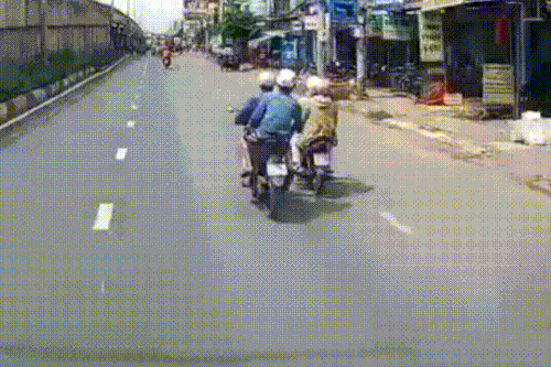 Người phụ nữ bị cướp giật khi đang đi trên đường