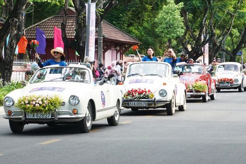 Ngắm dàn xe cổ Volkswagen diễu hành trên đường phố Huế