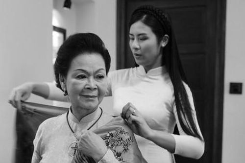 Lần đầu gặp danh ca Khánh Ly, Hoa hậu Ngọc Hân đã ghi điểm nhờ một món quà cực tinh tế