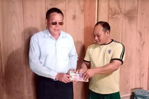 Điện Biên: Một người nông dân vùng cao nhặt được số tiền lớn, lên mạng tìm chủ nhân