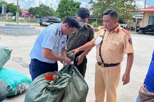 Tạm giữ trên 1 tấn hàng hóa không nhãn hiệu và hóa đơn chứng từ