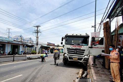 Xe bồn mất kiểm soát, hất bay nhiều đoạn dải phân cách