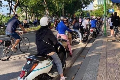 Vô tư dừng đỗ xe giữa đường 'ăn kem' gây cản trở giao thông
