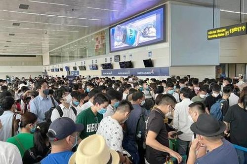Đông nghịt khách, sân bay Nội Bài khóa xe dừng, đỗ sai vị trí