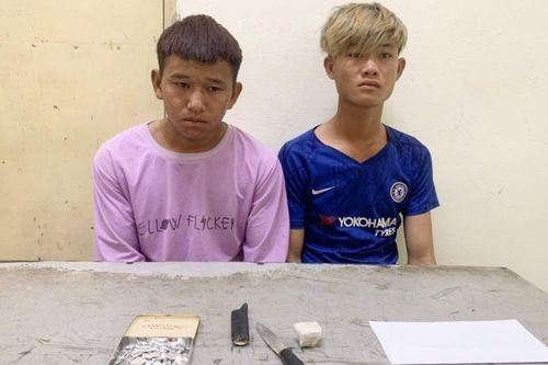Bắt khẩn cấp 2 thanh niên bán lẻ gần 100 gói ma túy