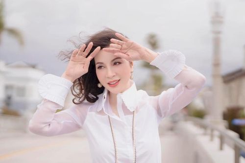 MC Thanh Mai phối đồ trẻ trung khi dạo phố