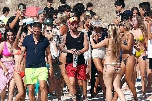Messi, Fabregas được dàn người đẹp bikini vây quanh
