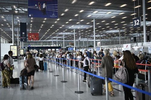 Pháp khuyến nghị đeo khẩu trang trên phương tiện giao thông công cộng