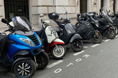 Pháp: Thành phố Paris sắp thu phí đỗ xe máy chạy xăng