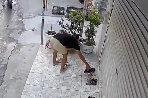 Nam thanh niên... trộm đôi dép chủ nhà mới mua, thái độ sau đó càng gây bất ngờ hơn