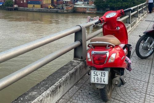 Người phụ nữ bỏ lại xe máy và sổ hộ khẩu trên cầu rồi nhảy xuống sông