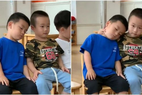 'Cưng xỉu' trước hành động của bé trai mẫu giáo khi phát hiện người bạn ngồi kế bên ngủ gật