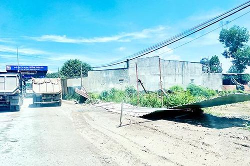 Hàng rào tôn đổ ra đường gây nguy hiểm