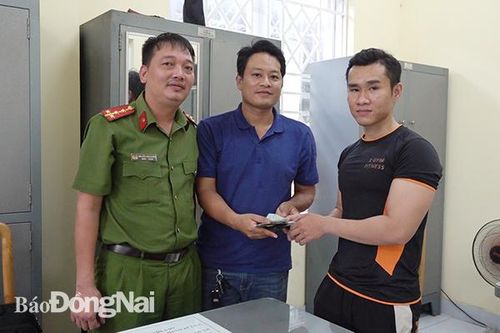 Nhặt được của rơi trả lại người bị mất
